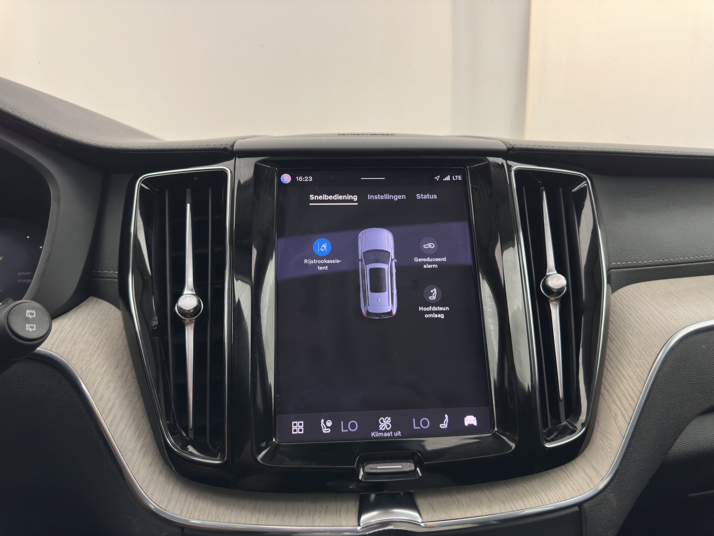 Volvo XC60 2.0 T8 Plug-in hybrid AWD Inscription (INCL.BTW) *PANO | LEATHER | FULL-LED | MEMORY-PACK | HARMAN/KARDON | CAMERA | HEATED-COMFORTSEATS | DIGI-COCKPIT | NAVI-FULLMAP | PRIVACY-GLASS | ECC | PDC | CRUISE | 19''ALU | TOWBAR*