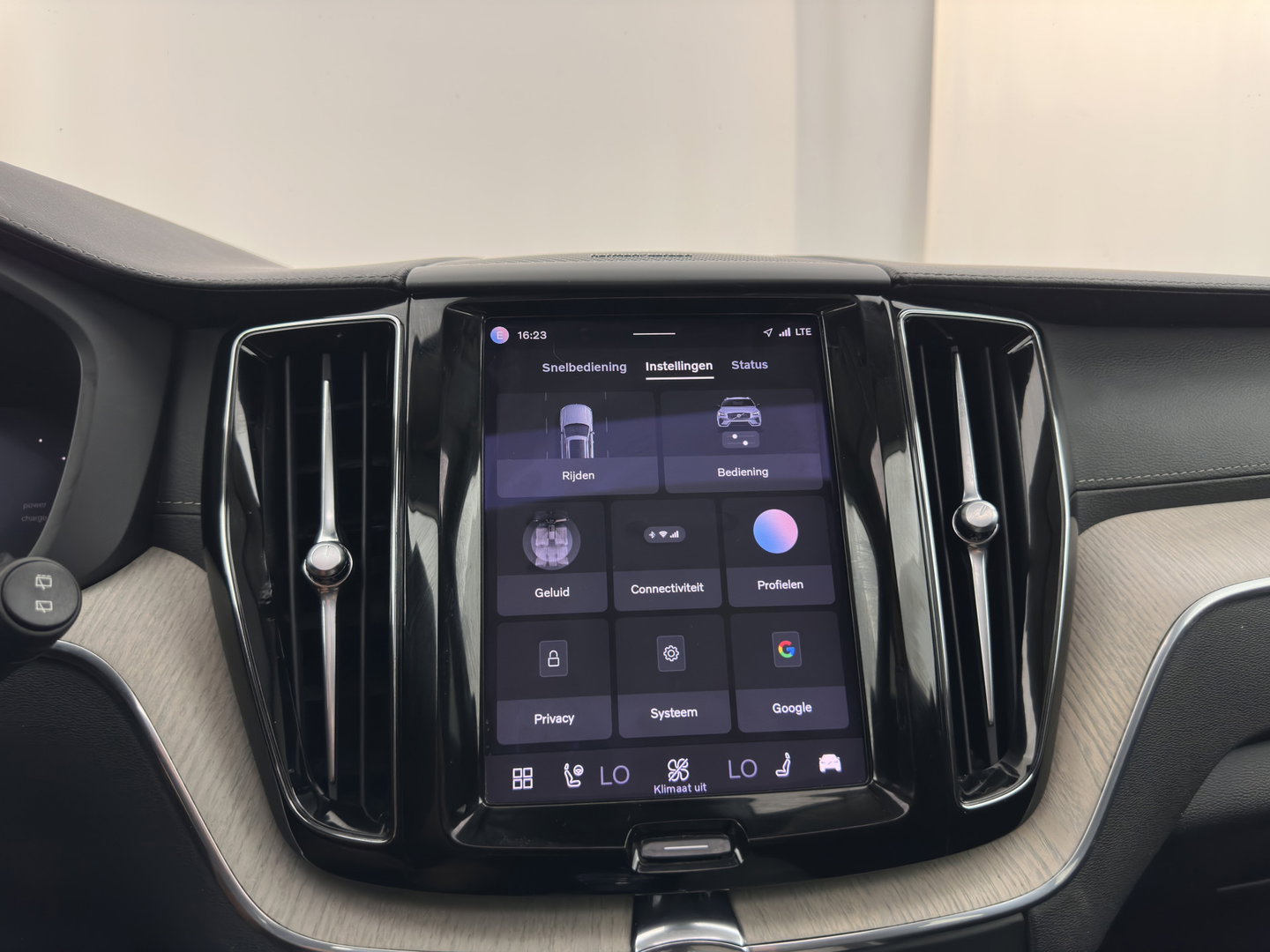 Volvo XC60 2.0 T8 Plug-in hybrid AWD Inscription (INCL.BTW) *PANO | LEATHER | FULL-LED | MEMORY-PACK | HARMAN/KARDON | CAMERA | HEATED-COMFORTSEATS | DIGI-COCKPIT | NAVI-FULLMAP | PRIVACY-GLASS | ECC | PDC | CRUISE | 19''ALU | TOWBAR*