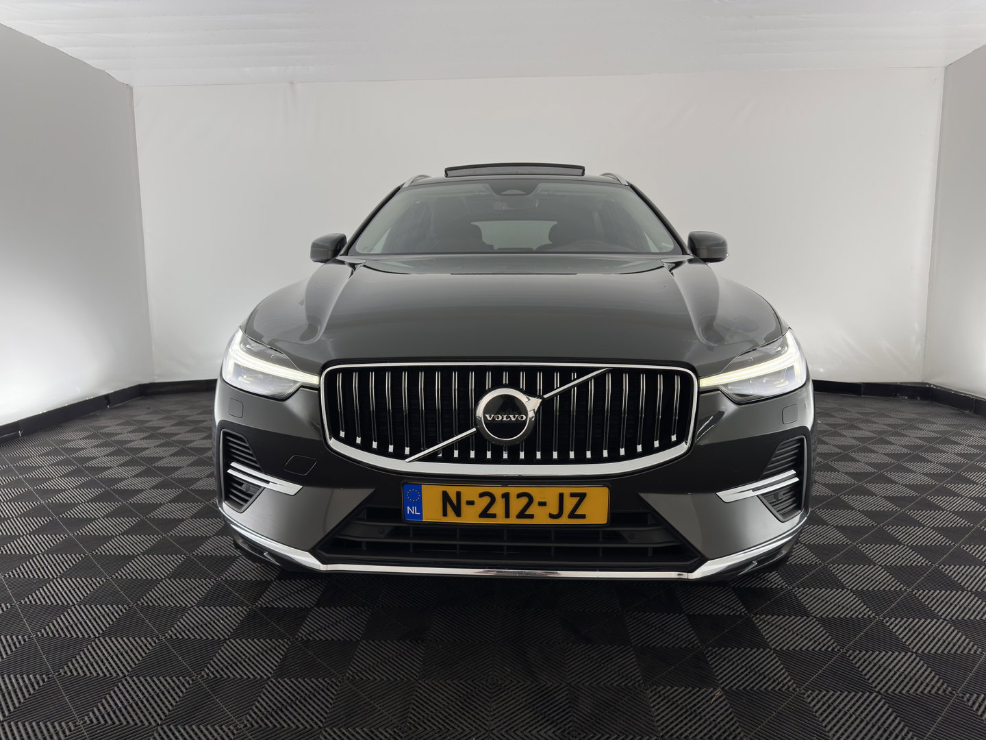 Volvo XC60 2.0 T8 Plug-in hybrid AWD Inscription (INCL.BTW) *PANO | LEATHER | FULL-LED | MEMORY-PACK | HARMAN/KARDON | CAMERA | HEATED-COMFORTSEATS | DIGI-COCKPIT | NAVI-FULLMAP | PRIVACY-GLASS | ECC | PDC | CRUISE | 19''ALU | TOWBAR*