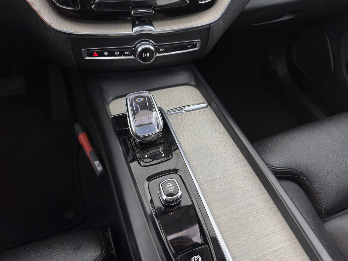 Volvo XC60 2.0 T8 Plug-in hybrid AWD Inscription (INCL.BTW) *PANO | LEATHER | FULL-LED | MEMORY-PACK | HARMAN/KARDON | CAMERA | HEATED-COMFORTSEATS | DIGI-COCKPIT | NAVI-FULLMAP | PRIVACY-GLASS | ECC | PDC | CRUISE | 19''ALU | TOWBAR*