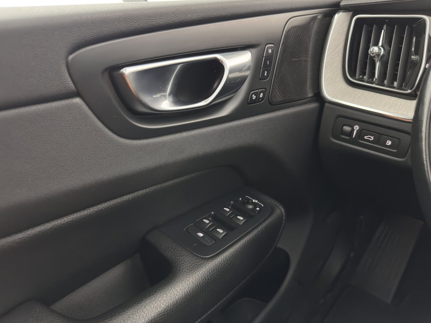 Volvo XC60 2.0 T8 Plug-in hybrid AWD Inscription (INCL.BTW) *PANO | LEATHER | FULL-LED | MEMORY-PACK | HARMAN/KARDON | CAMERA | HEATED-COMFORTSEATS | DIGI-COCKPIT | NAVI-FULLMAP | PRIVACY-GLASS | ECC | PDC | CRUISE | 19''ALU | TOWBAR*