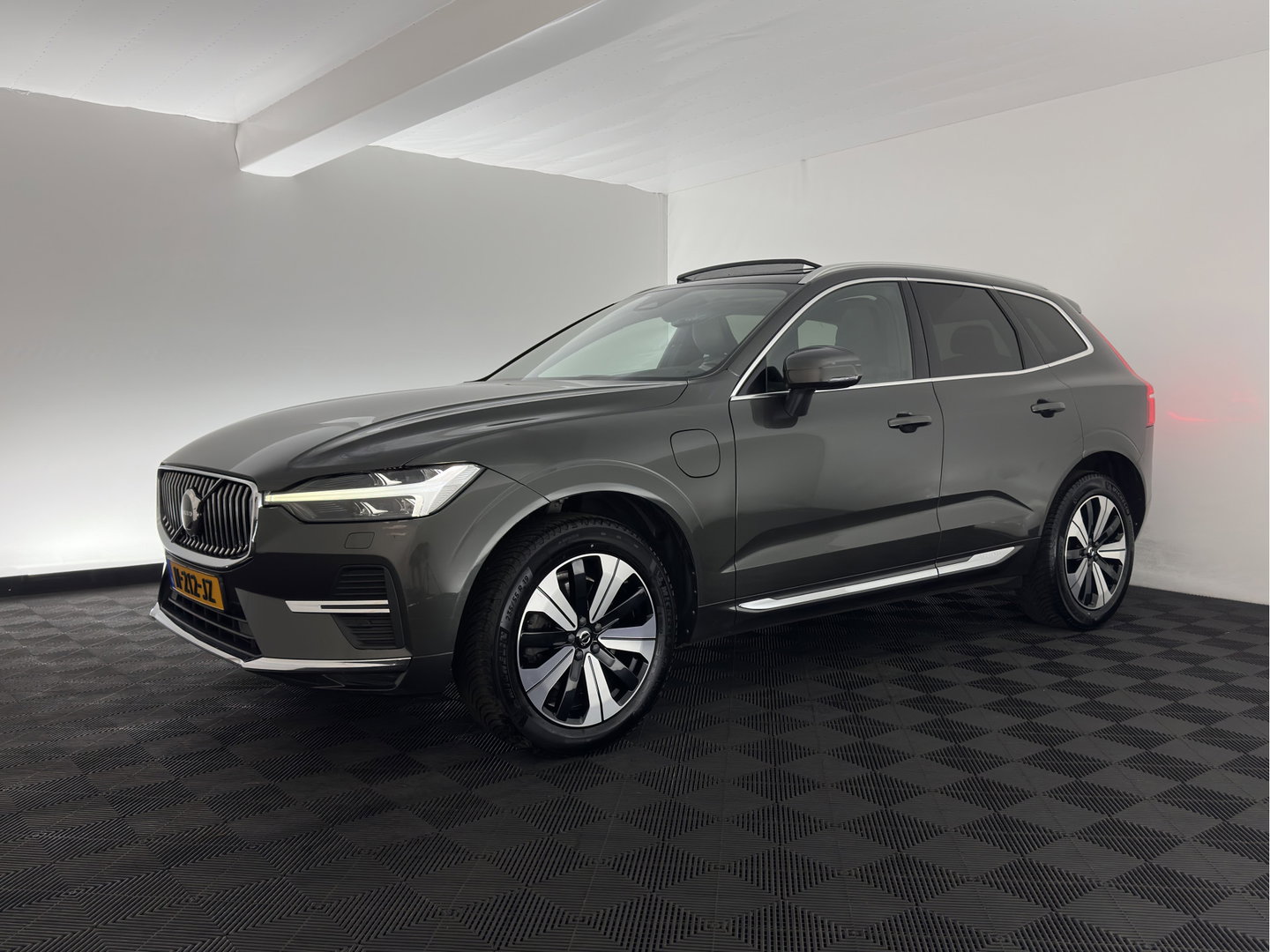 Volvo XC60 2.0 T8 Plug-in hybrid AWD Inscription (INCL.BTW) *PANO | LEATHER | FULL-LED | MEMORY-PACK | HARMAN/KARDON | CAMERA | HEATED-COMFORTSEATS | DIGI-COCKPIT | NAVI-FULLMAP | PRIVACY-GLASS | ECC | PDC | CRUISE | 19''ALU | TOWBAR*