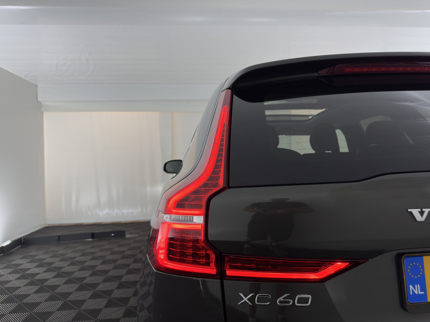 Volvo XC60 2.0 T8 Plug-in hybrid AWD Inscription (INCL.BTW) *PANO | LEATHER | FULL-LED | MEMORY-PACK | HARMAN/KARDON | CAMERA | HEATED-COMFORTSEATS | DIGI-COCKPIT | NAVI-FULLMAP | PRIVACY-GLASS | ECC | PDC | CRUISE | 19''ALU | TOWBAR*