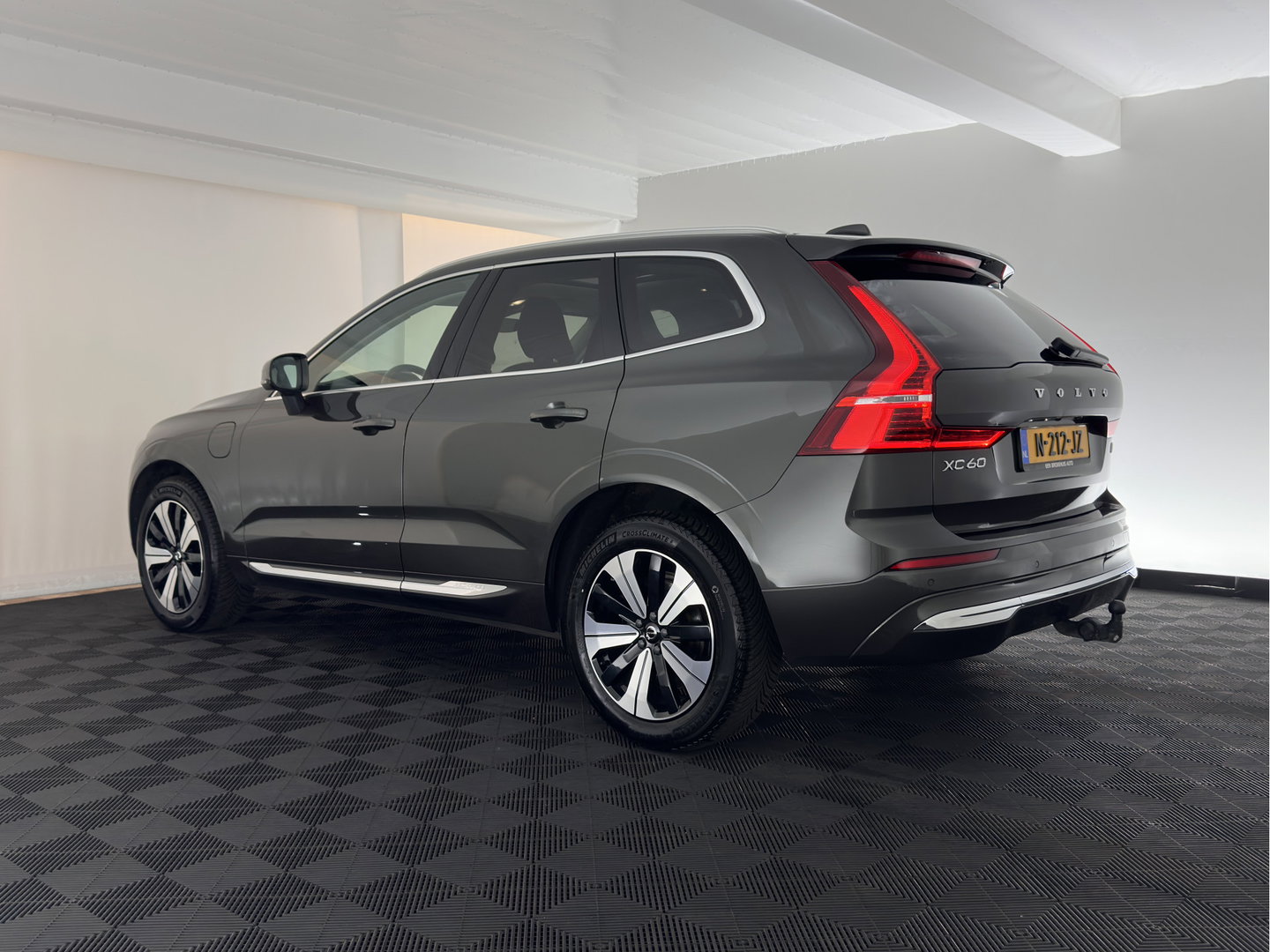 Volvo XC60 2.0 T8 Plug-in hybrid AWD Inscription (INCL.BTW) *PANO | LEATHER | FULL-LED | MEMORY-PACK | HARMAN/KARDON | CAMERA | HEATED-COMFORTSEATS | DIGI-COCKPIT | NAVI-FULLMAP | PRIVACY-GLASS | ECC | PDC | CRUISE | 19''ALU | TOWBAR*