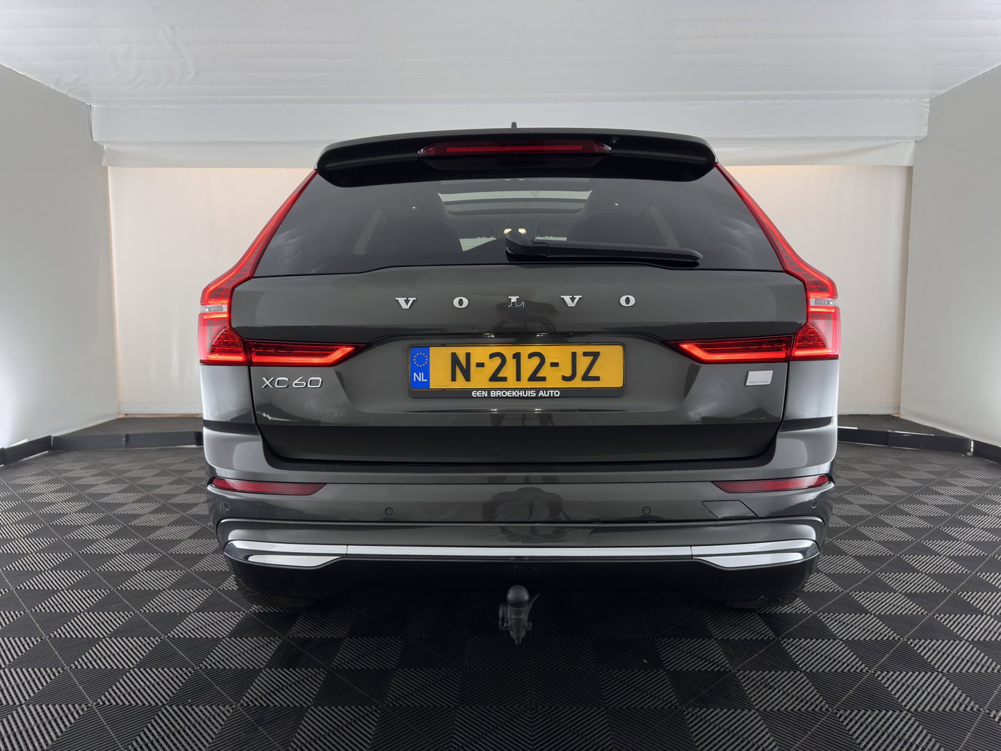 Volvo XC60 2.0 T8 Plug-in hybrid AWD Inscription (INCL.BTW) *PANO | LEATHER | FULL-LED | MEMORY-PACK | HARMAN/KARDON | CAMERA | HEATED-COMFORTSEATS | DIGI-COCKPIT | NAVI-FULLMAP | PRIVACY-GLASS | ECC | PDC | CRUISE | 19''ALU | TOWBAR*