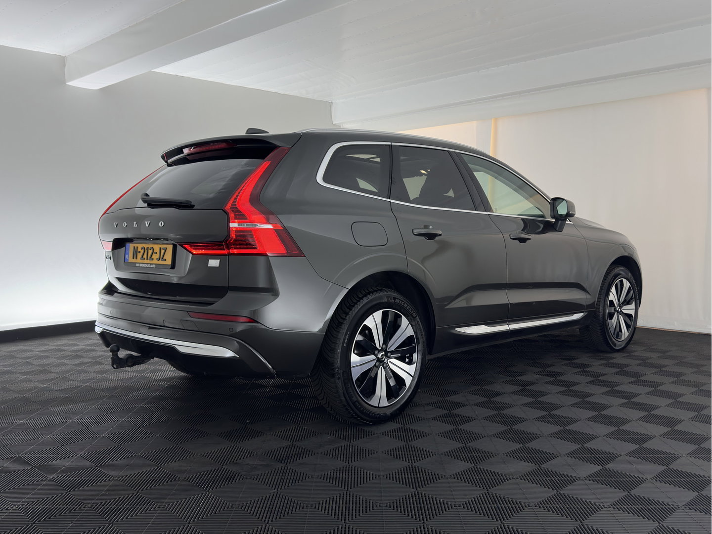 Volvo XC60 2.0 T8 Plug-in hybrid AWD Inscription (INCL.BTW) *PANO | LEATHER | FULL-LED | MEMORY-PACK | HARMAN/KARDON | CAMERA | HEATED-COMFORTSEATS | DIGI-COCKPIT | NAVI-FULLMAP | PRIVACY-GLASS | ECC | PDC | CRUISE | 19''ALU | TOWBAR*
