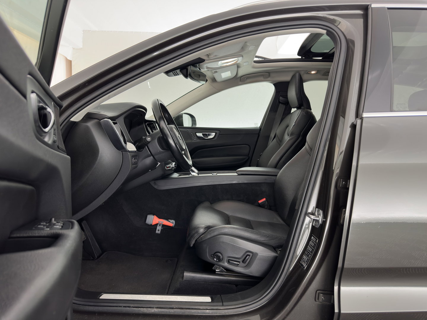 Volvo XC60 2.0 T8 Plug-in hybrid AWD Inscription (INCL.BTW) *PANO | LEATHER | FULL-LED | MEMORY-PACK | HARMAN/KARDON | CAMERA | HEATED-COMFORTSEATS | DIGI-COCKPIT | NAVI-FULLMAP | PRIVACY-GLASS | ECC | PDC | CRUISE | 19''ALU | TOWBAR*
