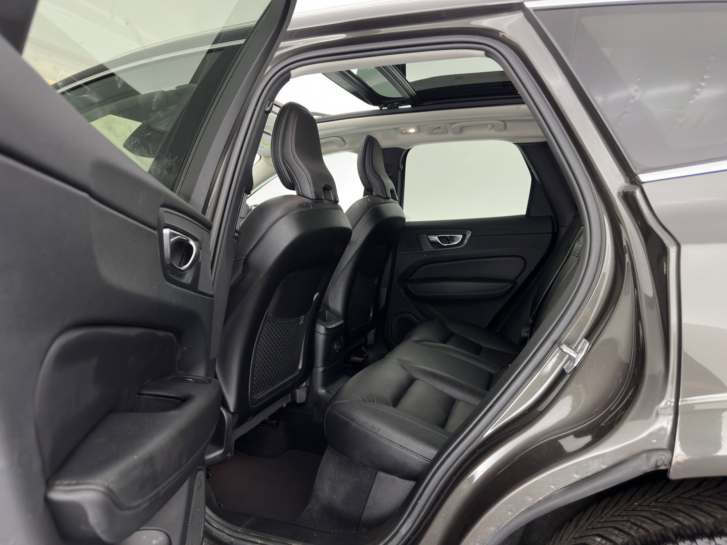 Volvo XC60 2.0 T8 Plug-in hybrid AWD Inscription (INCL.BTW) *PANO | LEATHER | FULL-LED | MEMORY-PACK | HARMAN/KARDON | CAMERA | HEATED-COMFORTSEATS | DIGI-COCKPIT | NAVI-FULLMAP | PRIVACY-GLASS | ECC | PDC | CRUISE | 19''ALU | TOWBAR*