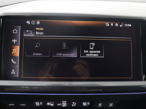 Audi Q4 e-Tron 40 77KWH 150 KW S-Line | SOH 96,3% | Half leder | Adaptive cruise | Stoelverwarming | Drive select | Navigatie | Carplay | Sfeerverlichting | Camera | Park assist | Elektrische achterklep