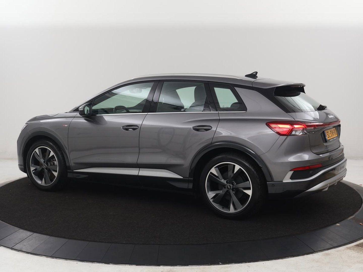 Audi Q4 e-Tron 40 77KWH 150 KW S-Line | SOH 96,3% | Half leder | Adaptive cruise | Stoelverwarming | Drive select | Navigatie | Carplay | Sfeerverlichting | Camera | Park assist | Elektrische achterklep