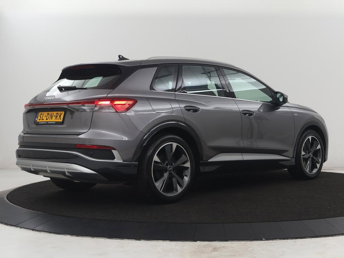 Audi Q4 e-Tron 40 77KWH 150 KW S-Line | SOH 96,3% | Half leder | Adaptive cruise | Stoelverwarming | Drive select | Navigatie | Carplay | Sfeerverlichting | Camera | Park assist | Elektrische achterklep