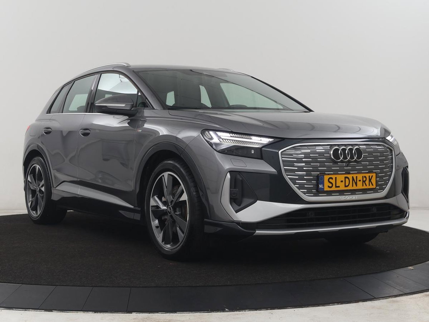 Audi Q4 e-Tron 40 77KWH 150 KW S-Line | SOH 96,3% | Half leder | Adaptive cruise | Stoelverwarming | Drive select | Navigatie | Carplay | Sfeerverlichting | Camera | Park assist | Elektrische achterklep