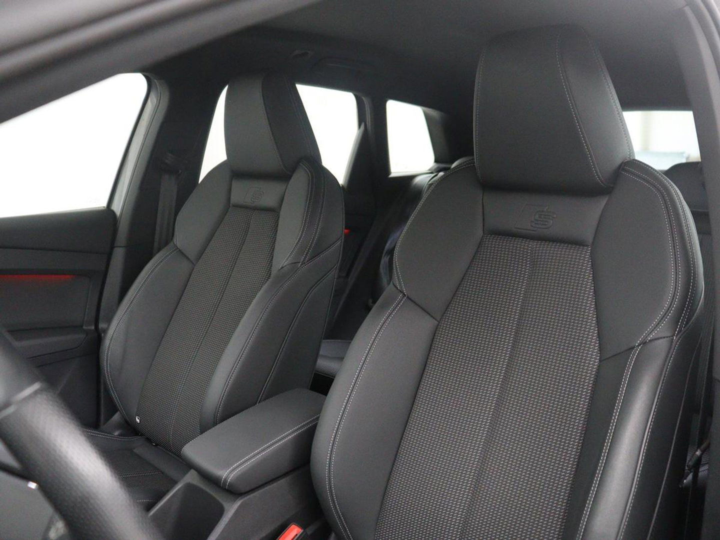 Audi Q4 e-Tron 40 77KWH 150 KW S-Line | SOH 96,3% | Half leder | Adaptive cruise | Stoelverwarming | Drive select | Navigatie | Carplay | Sfeerverlichting | Camera | Park assist | Elektrische achterklep