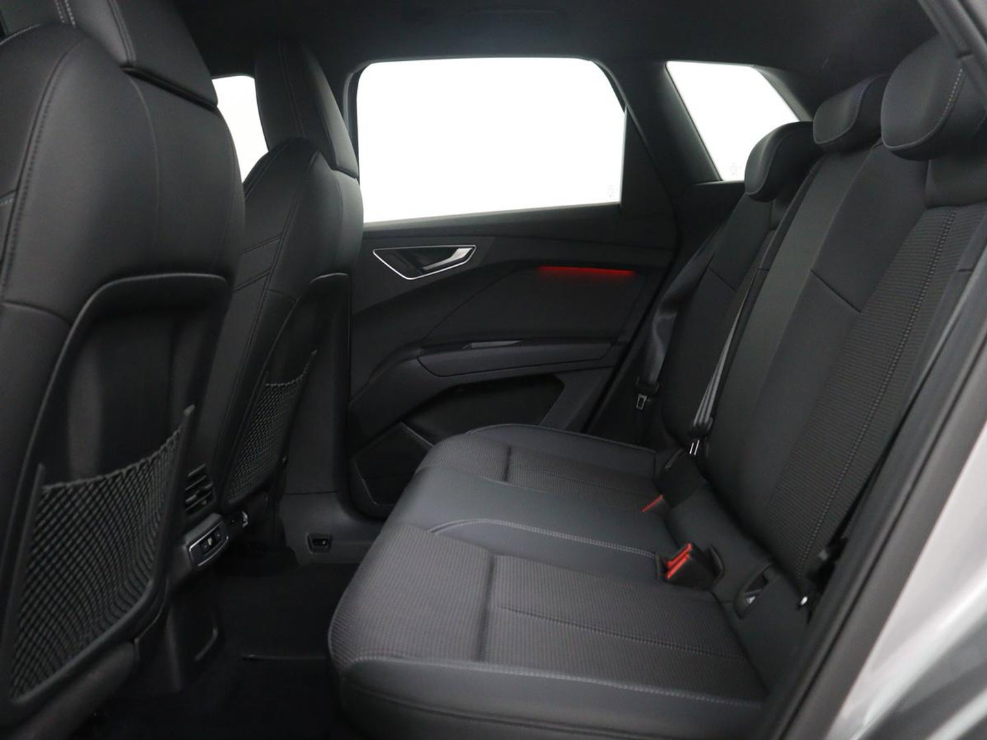 Audi Q4 e-Tron 40 77KWH 150 KW S-Line | SOH 96,3% | Half leder | Adaptive cruise | Stoelverwarming | Drive select | Navigatie | Carplay | Sfeerverlichting | Camera | Park assist | Elektrische achterklep