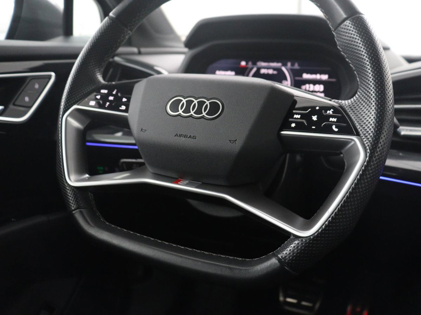Audi Q4 e-Tron 40 77KWH 150 KW S-Line | SOH 96,3% | Half leder | Adaptive cruise | Stoelverwarming | Drive select | Navigatie | Carplay | Sfeerverlichting | Camera | Park assist | Elektrische achterklep