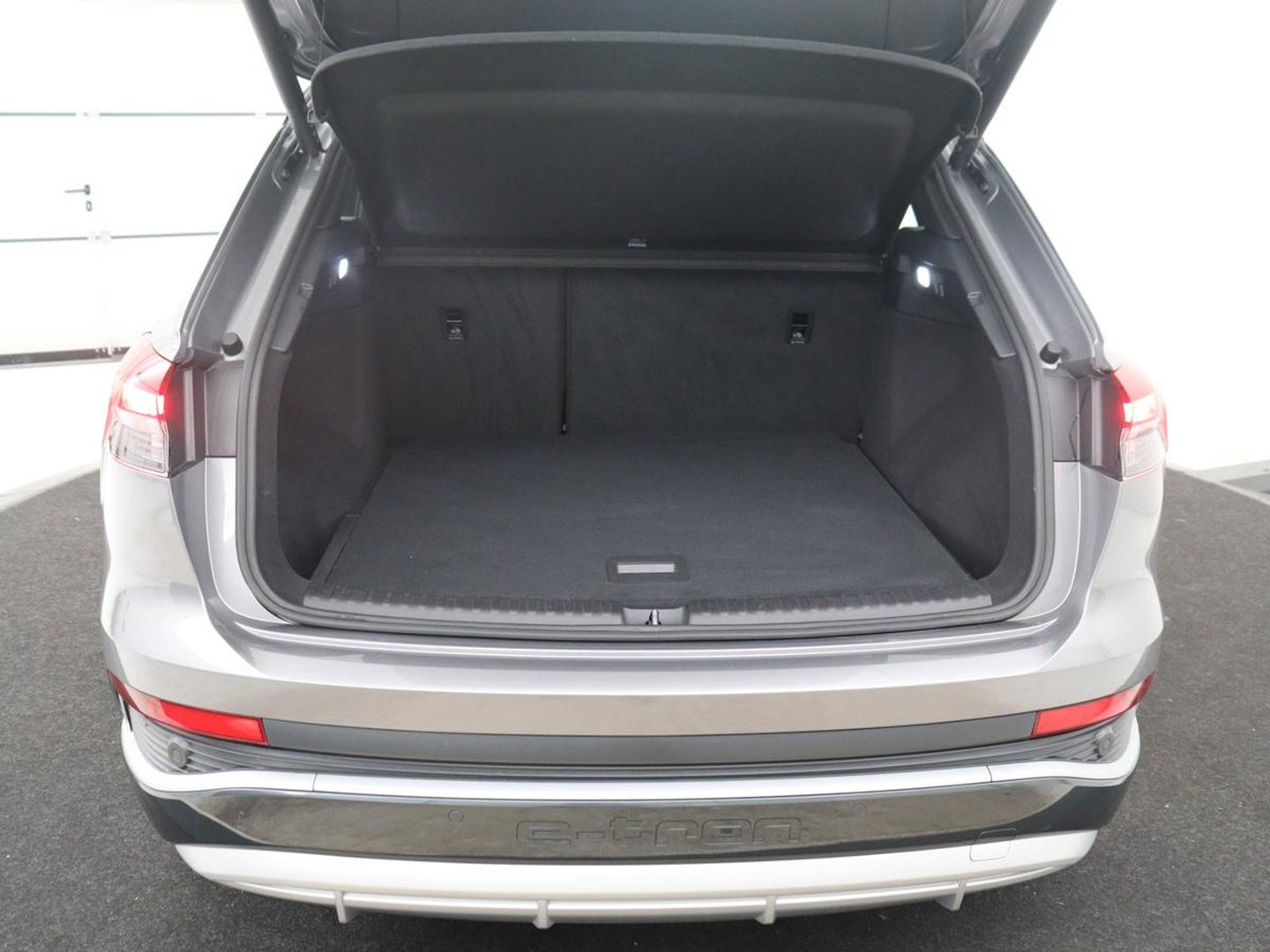 Audi Q4 e-Tron 40 77KWH 150 KW S-Line | SOH 96,3% | Half leder | Adaptive cruise | Stoelverwarming | Drive select | Navigatie | Carplay | Sfeerverlichting | Camera | Park assist | Elektrische achterklep