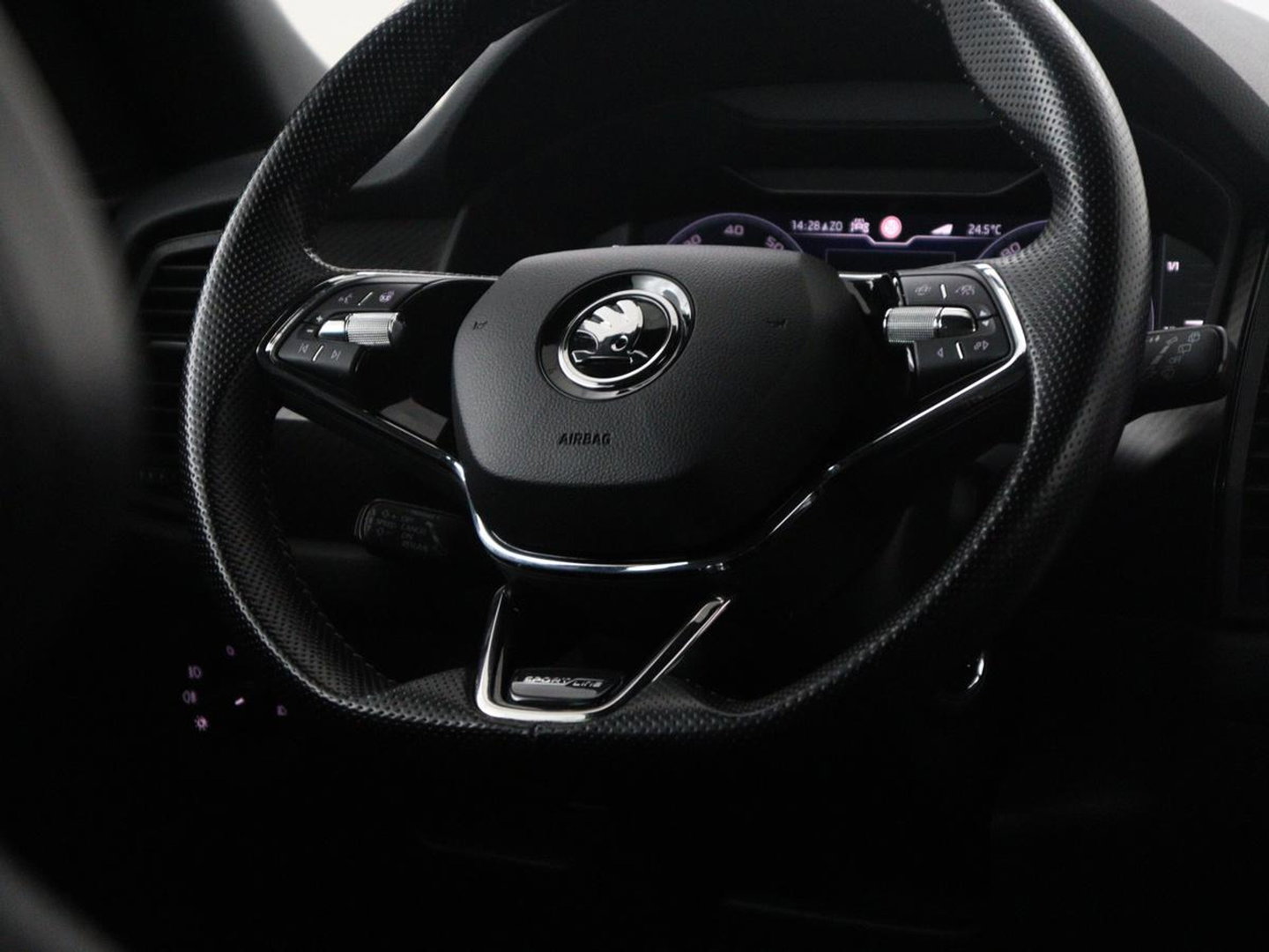 Škoda Kodiaq 1.5 TSI Sportline Business | Leder/alcantara | Memory | Cruise control | Stuur/stoel verwarming | Canton Sound | Carplay | Carplay | Camera | Park assist | Trekhaak | Elektrische achterklep
