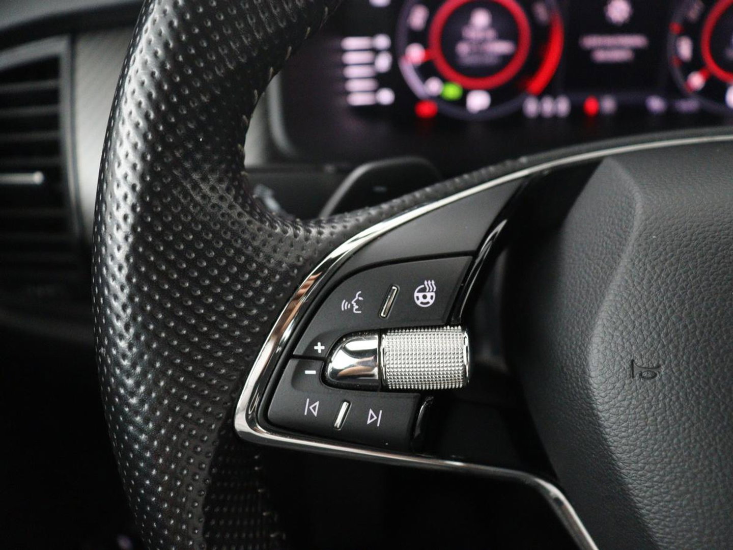 Škoda Kodiaq 1.5 TSI Sportline Business | Leder/alcantara | Memory | Cruise control | Stuur/stoel verwarming | Canton Sound | Carplay | Carplay | Camera | Park assist | Trekhaak | Elektrische achterklep