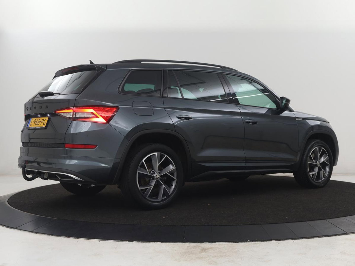 Škoda Kodiaq 1.5 TSI Sportline Business | Leder/alcantara | Memory | Cruise control | Stuur/stoel verwarming | Canton Sound | Carplay | Carplay | Camera | Park assist | Trekhaak | Elektrische achterklep