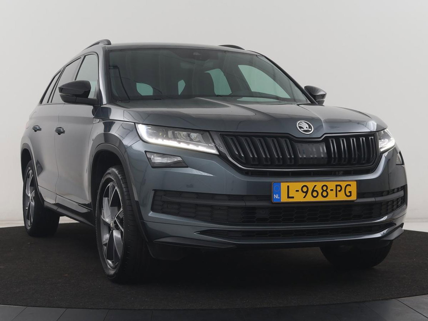 Škoda Kodiaq 1.5 TSI Sportline Business | Leder/alcantara | Memory | Cruise control | Stuur/stoel verwarming | Canton Sound | Carplay | Carplay | Camera | Park assist | Trekhaak | Elektrische achterklep