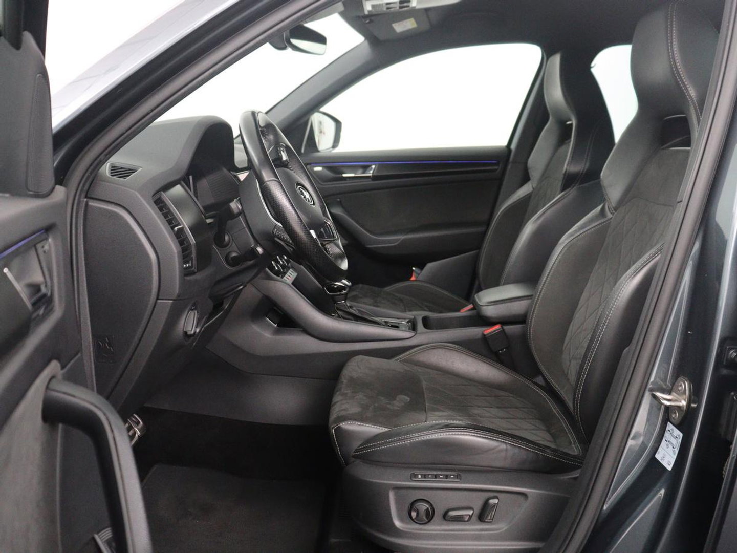 Škoda Kodiaq 1.5 TSI Sportline Business | Leder/alcantara | Memory | Cruise control | Stuur/stoel verwarming | Canton Sound | Carplay | Carplay | Camera | Park assist | Trekhaak | Elektrische achterklep