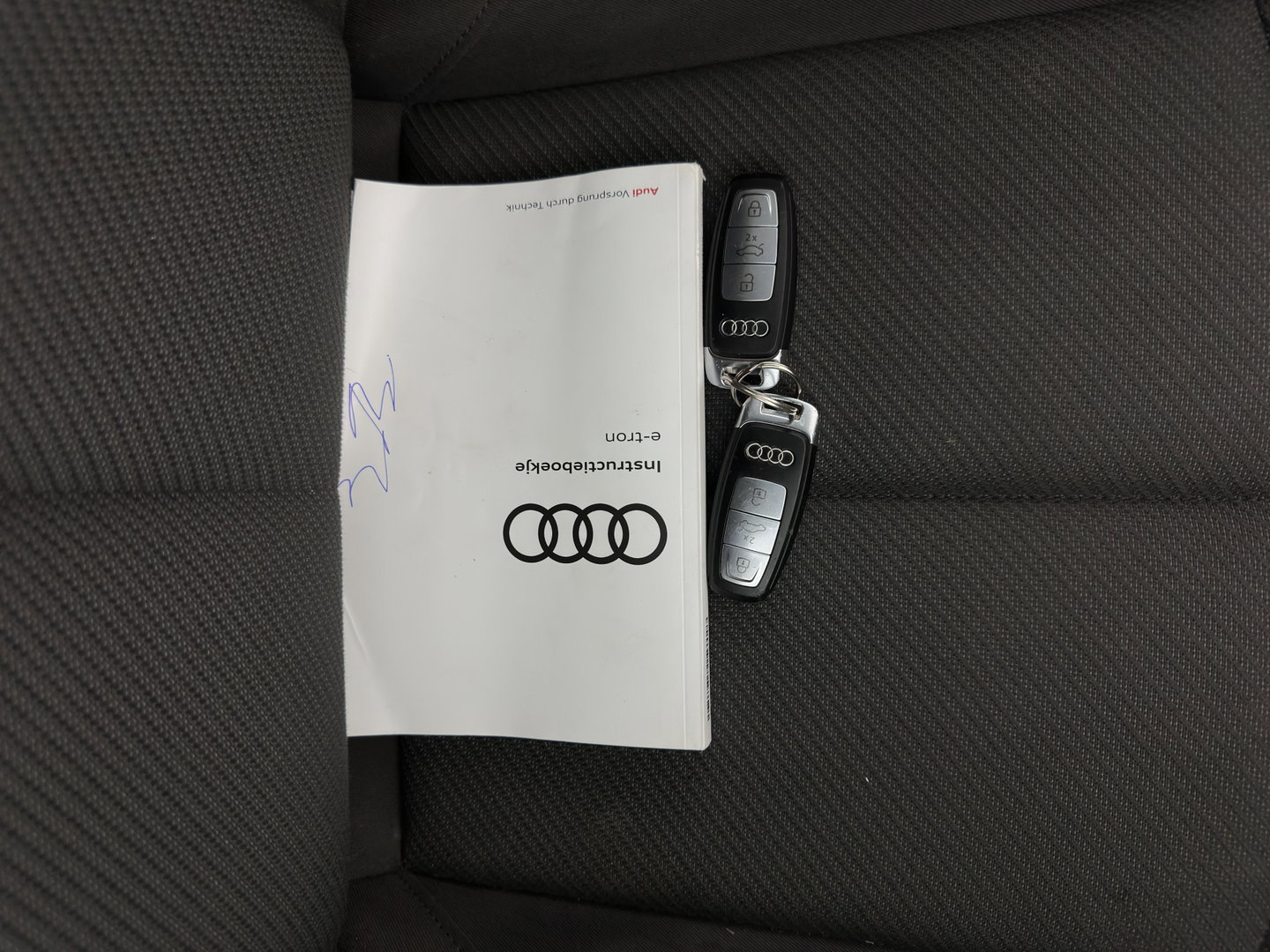 Audi e-tron 55 Quattro Edition 95 kWh [3-Fase-11kW] {SoH-95%} (INCL-BTW) *HEATPUMP | FULL-LED | HEATED-COMFORTSEATS | DIGI-COCKPIT | NAVI-FULLMAP | CAMERA | DAB+ | ECC | PDC | CRUISE | 20''ALU*