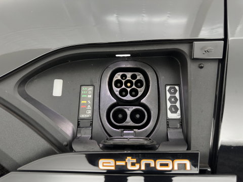 Audi e-tron 55 Quattro Edition 95 kWh [3-Fase-11kW] {SoH-95%} (INCL-BTW) *HEATPUMP | FULL-LED | HEATED-COMFORTSEATS | DIGI-COCKPIT | NAVI-FULLMAP | CAMERA | DAB+ | ECC | PDC | CRUISE | 20''ALU*