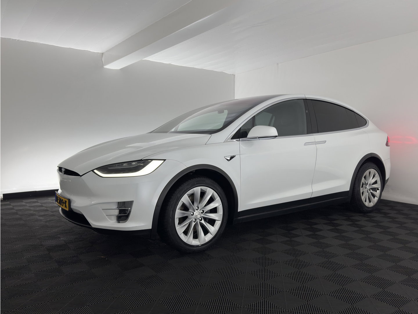 Tesla Model X 90D Base [3-Fase-11kW] (INCL.BTW) Aut. *PANO-WINDOW | AUTOPILOT | LEATHER | NAVI-FULLMAP | FULL-LED | AIRSUSPENSION | DIGI-COCKPIT | CCS-FASTLOADER | KEYLESS | DAB+ | HEATED-SPORTSEATS | PRIVACY-GLASS | 20"ALU*