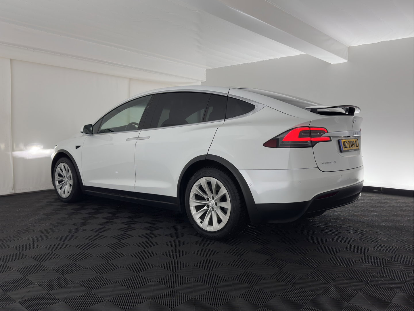 Tesla Model X 90D Base [3-Fase-11kW] (INCL.BTW) Aut. *PANO-WINDOW | AUTOPILOT | LEATHER | NAVI-FULLMAP | FULL-LED | AIRSUSPENSION | DIGI-COCKPIT | CCS-FASTLOADER | KEYLESS | DAB+ | HEATED-SPORTSEATS | PRIVACY-GLASS | 20"ALU*