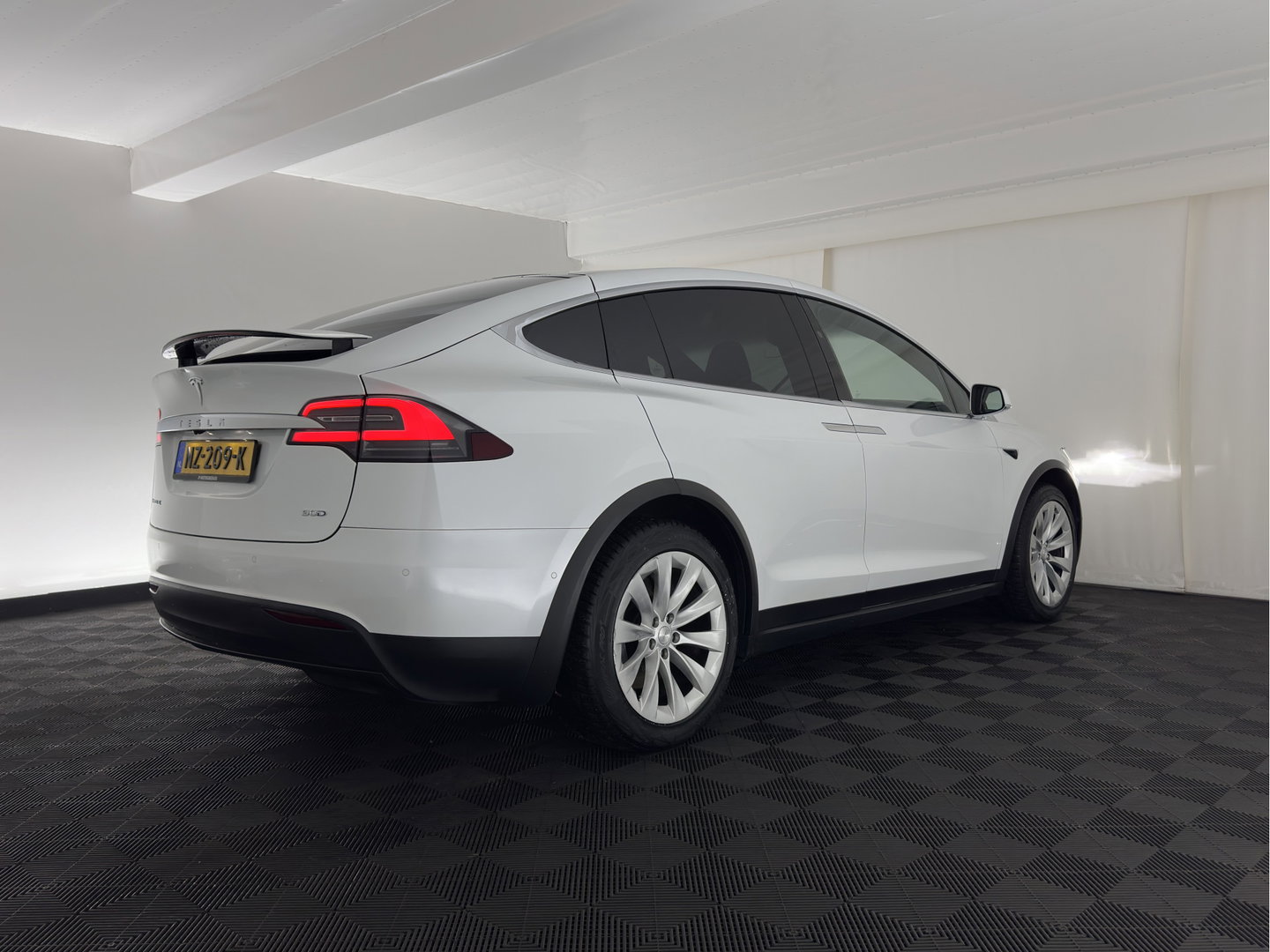 Tesla Model X 90D Base [3-Fase-11kW] (INCL.BTW) Aut. *PANO-WINDOW | AUTOPILOT | LEATHER | NAVI-FULLMAP | FULL-LED | AIRSUSPENSION | DIGI-COCKPIT | CCS-FASTLOADER | KEYLESS | DAB+ | HEATED-SPORTSEATS | PRIVACY-GLASS | 20"ALU*