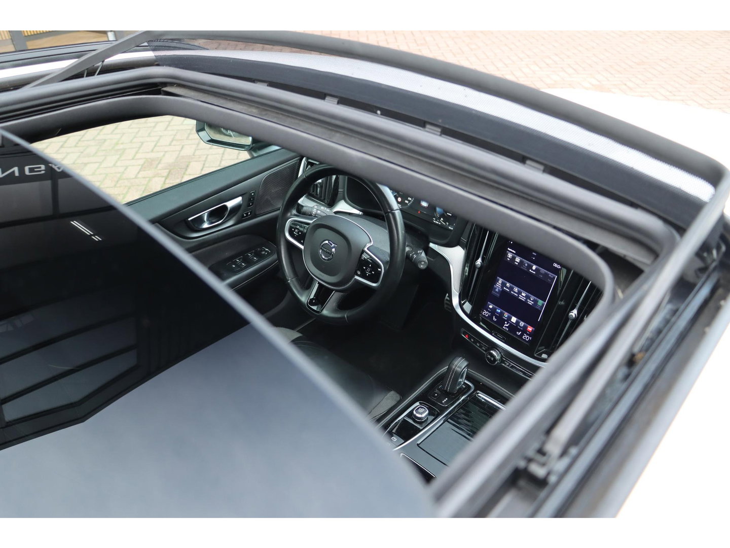 Volvo V60 2.0 T8 Recharge AWD R-Design Panoramadak