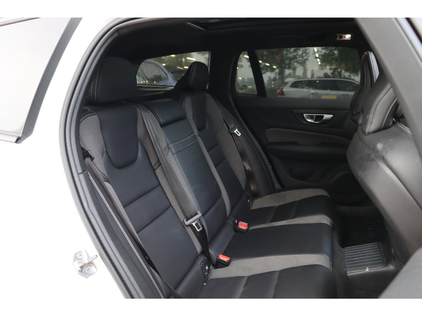 Volvo V60 2.0 T8 Recharge AWD R-Design Panoramadak