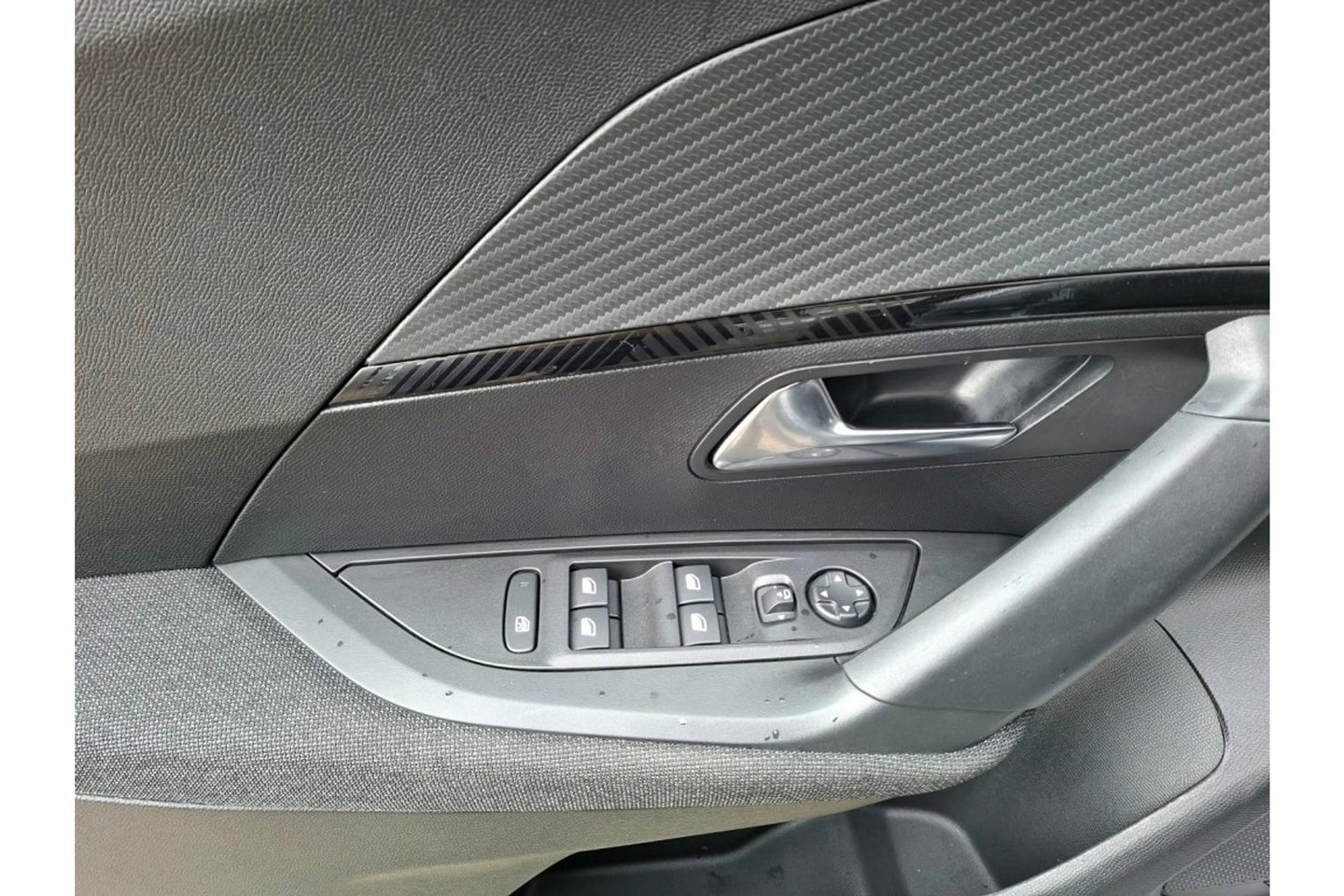 Peugeot 2008 1.2 HYBRIDE 136 STYLE AUTOMAAT AIRCO PDC CARPLAY