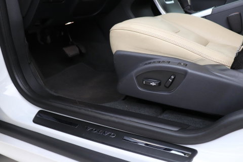 Volvo XC60 T5 Momentum | Elektrische Stoel + Memory | Stoelverwarming | Trekhaak | Cruise Control