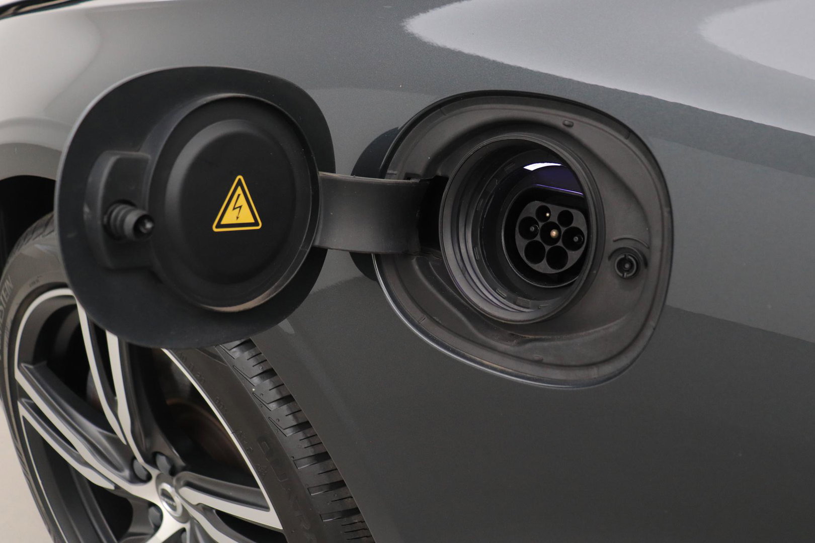 Volvo V90 T8 AWD R-Design | Luchtvering | Harman/Kardon | Trekhaak | 360° Camera | BLIS | Standkachel | 20 Inch | ACC
