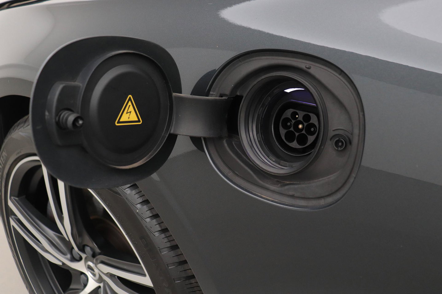 Volvo V90 T8 AWD R-Design | Luchtvering | Harman/Kardon | Trekhaak | 360° Camera | BLIS | Standkachel | 20 Inch | ACC