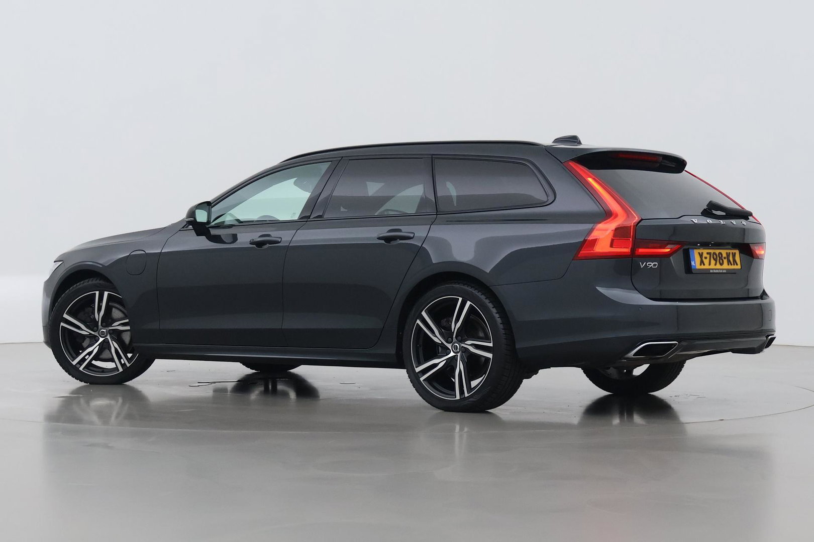 Volvo V90 T8 AWD R-Design | Luchtvering | Harman/Kardon | Trekhaak | 360° Camera | BLIS | Standkachel | 20 Inch | ACC