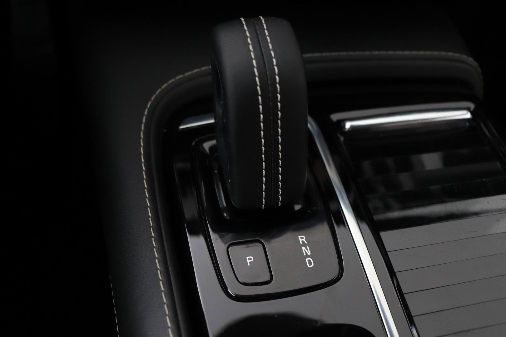Volvo V90 T8 AWD R-Design | Luchtvering | Harman/Kardon | Trekhaak | 360° Camera | BLIS | Standkachel | 20 Inch | ACC