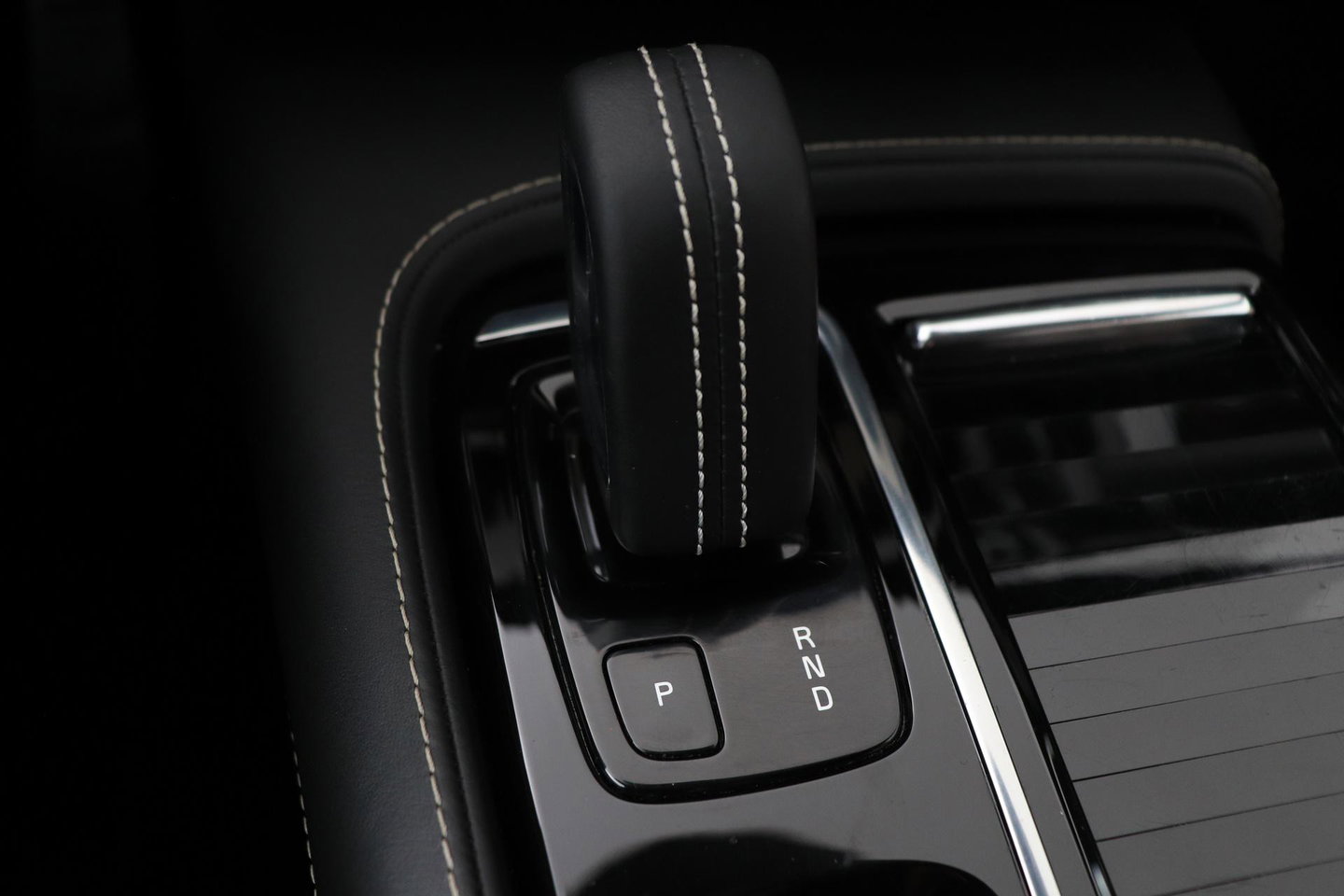 Volvo V90 T8 AWD R-Design | Luchtvering | Harman/Kardon | Trekhaak | 360° Camera | BLIS | Standkachel | 20 Inch | ACC