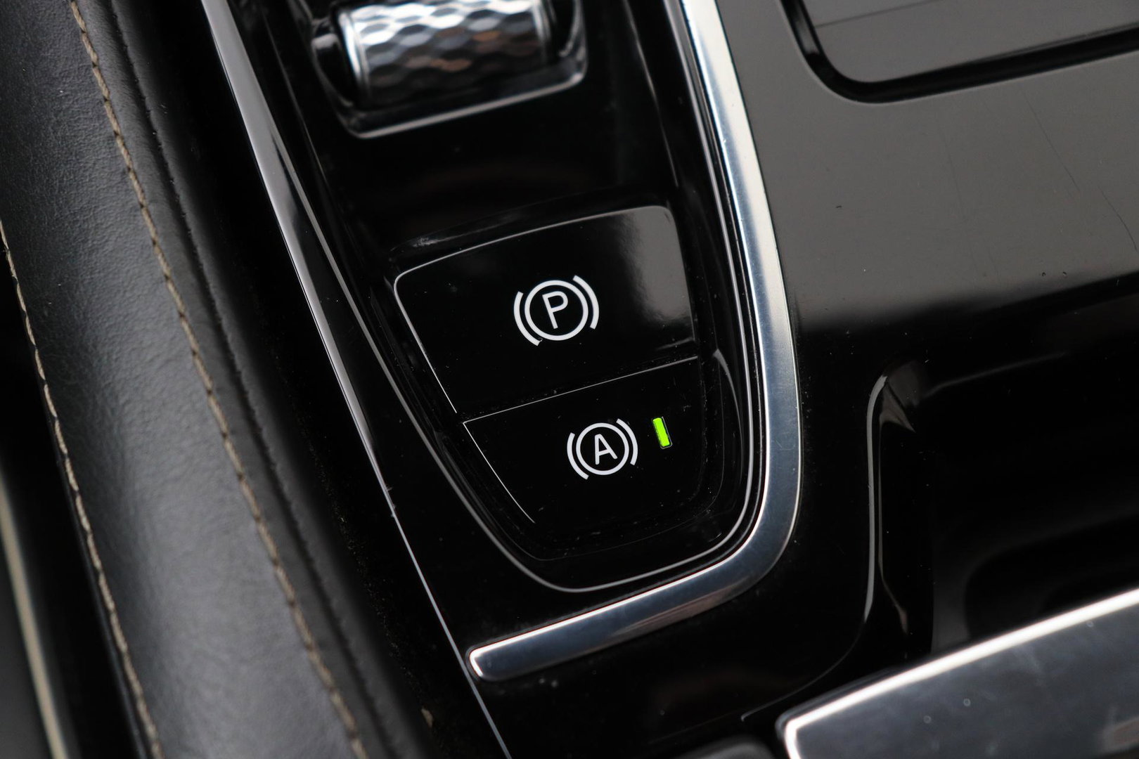 Volvo V90 T8 AWD R-Design | Luchtvering | Harman/Kardon | Trekhaak | 360° Camera | BLIS | Standkachel | 20 Inch | ACC