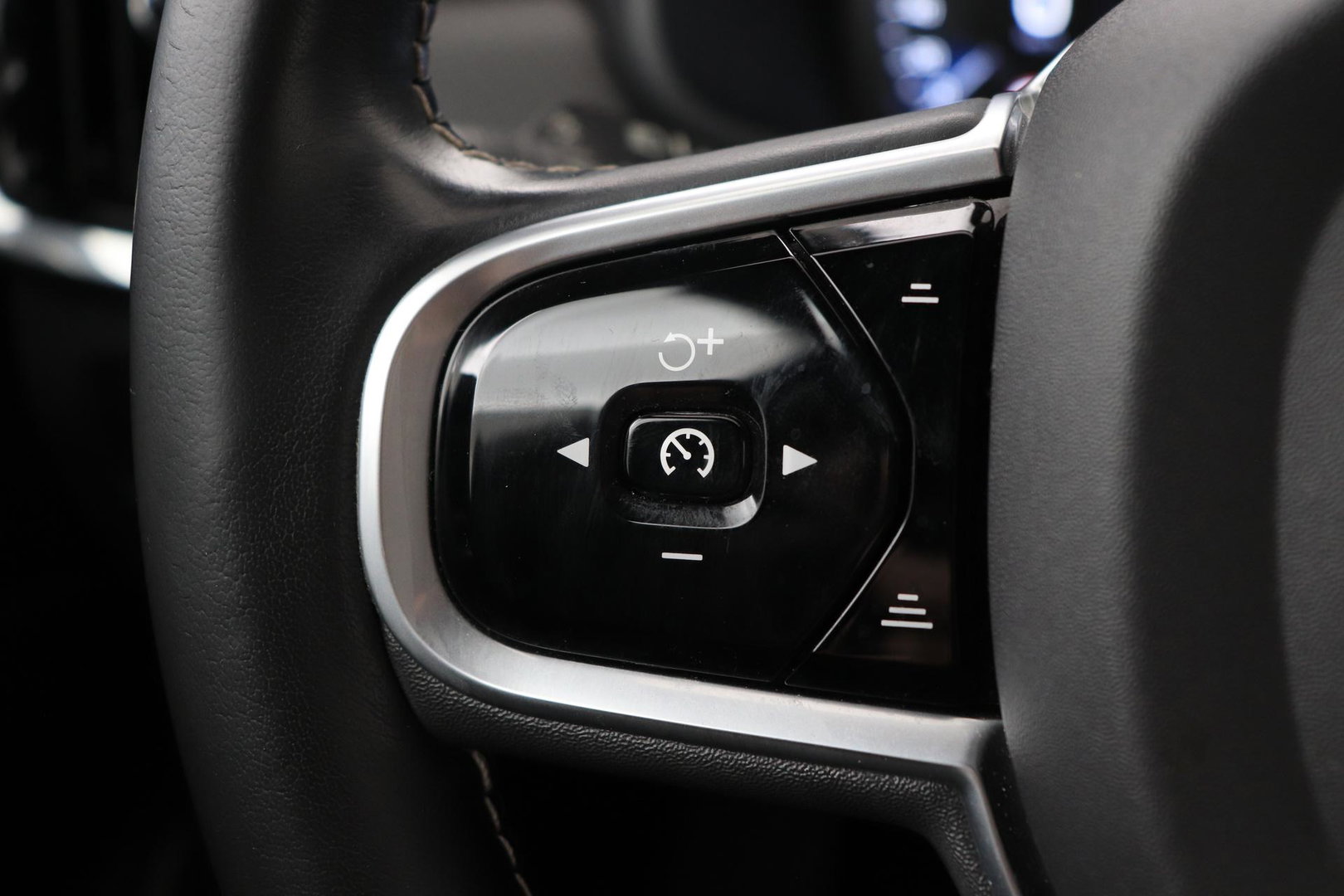 Volvo V90 T8 AWD R-Design | Luchtvering | Harman/Kardon | Trekhaak | 360° Camera | BLIS | Standkachel | 20 Inch | ACC