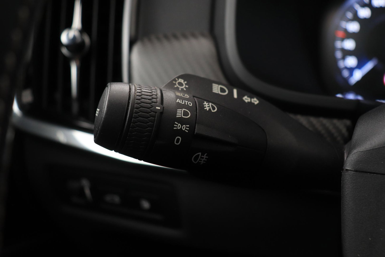 Volvo V90 T8 AWD R-Design | Luchtvering | Harman/Kardon | Trekhaak | 360° Camera | BLIS | Standkachel | 20 Inch | ACC