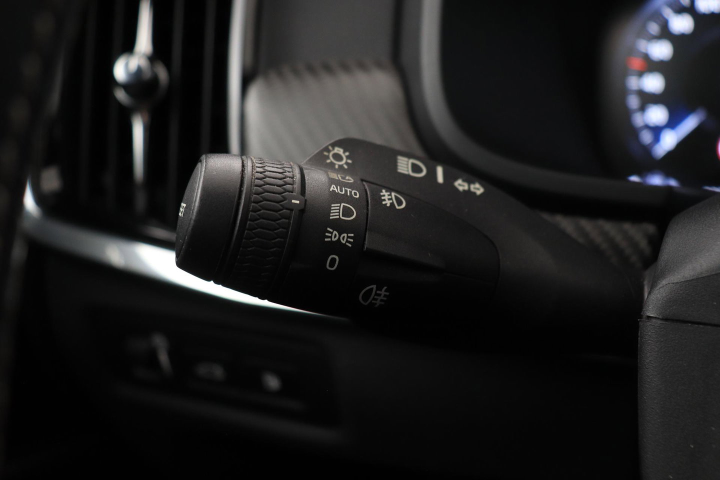 Volvo V90 T8 AWD R-Design | Luchtvering | Harman/Kardon | Trekhaak | 360° Camera | BLIS | Standkachel | 20 Inch | ACC