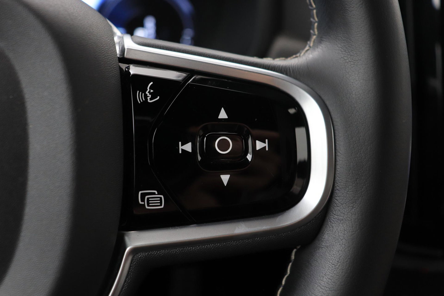 Volvo V90 T8 AWD R-Design | Luchtvering | Harman/Kardon | Trekhaak | 360° Camera | BLIS | Standkachel | 20 Inch | ACC