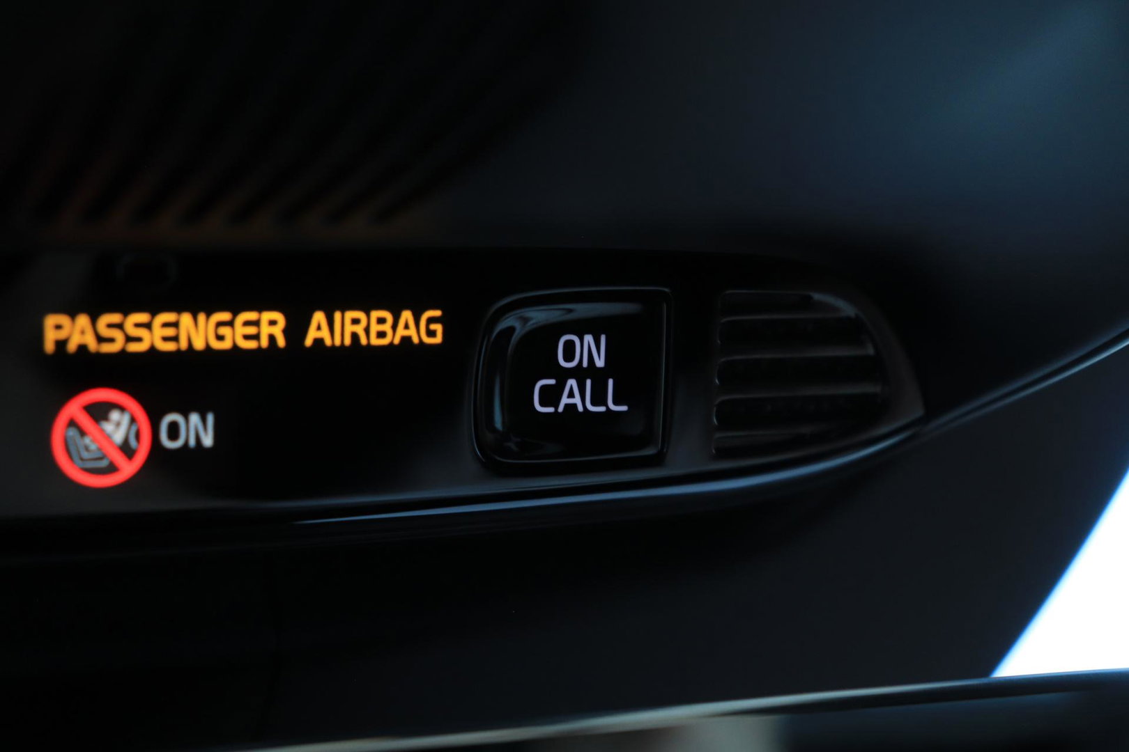 Volvo V90 T8 AWD R-Design | Luchtvering | Harman/Kardon | Trekhaak | 360° Camera | BLIS | Standkachel | 20 Inch | ACC