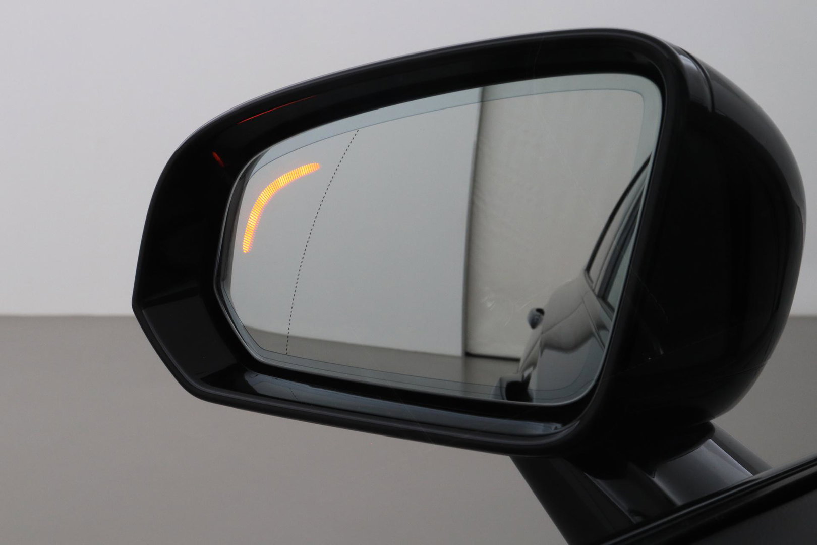 Volvo V90 T8 AWD R-Design | Luchtvering | Harman/Kardon | Trekhaak | 360° Camera | BLIS | Standkachel | 20 Inch | ACC