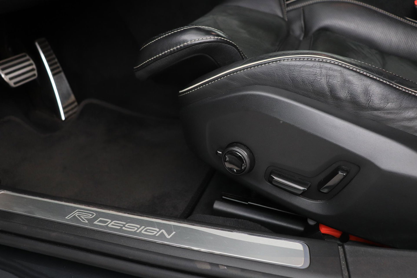 Volvo V90 T8 AWD R-Design | Luchtvering | Harman/Kardon | Trekhaak | 360° Camera | BLIS | Standkachel | 20 Inch | ACC