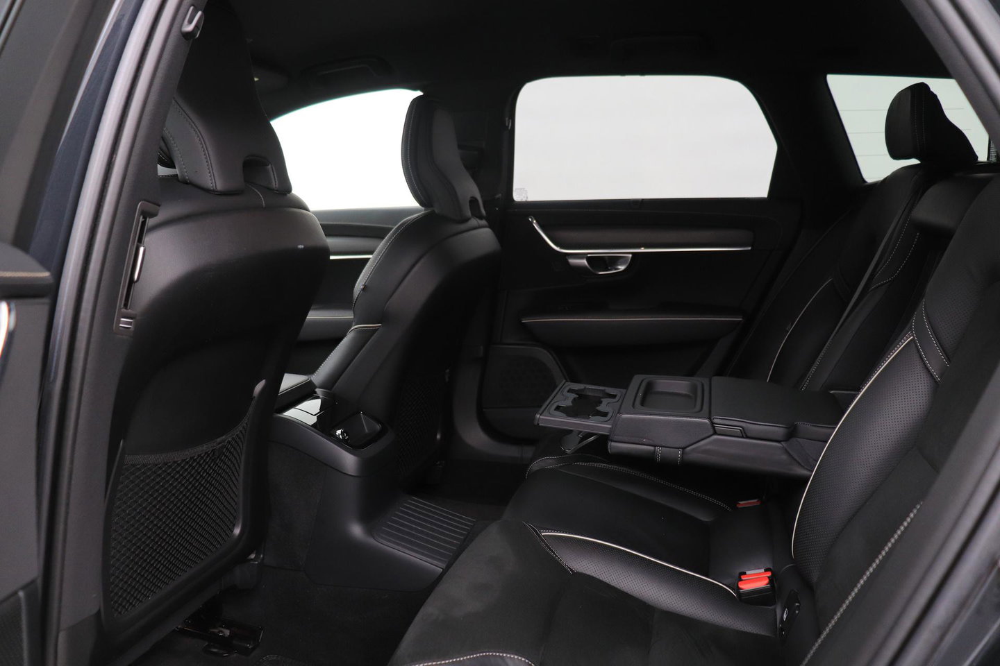 Volvo V90 T8 AWD R-Design | Luchtvering | Harman/Kardon | Trekhaak | 360° Camera | BLIS | Standkachel | 20 Inch | ACC
