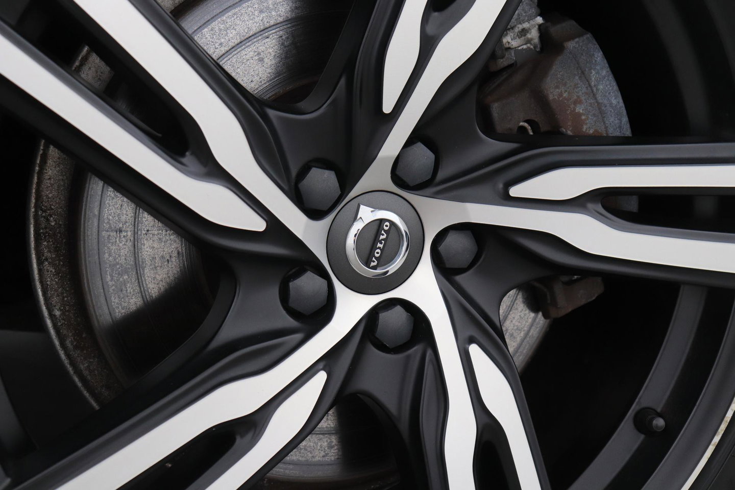 Volvo V90 T8 AWD R-Design | Luchtvering | Harman/Kardon | Trekhaak | 360° Camera | BLIS | Standkachel | 20 Inch | ACC