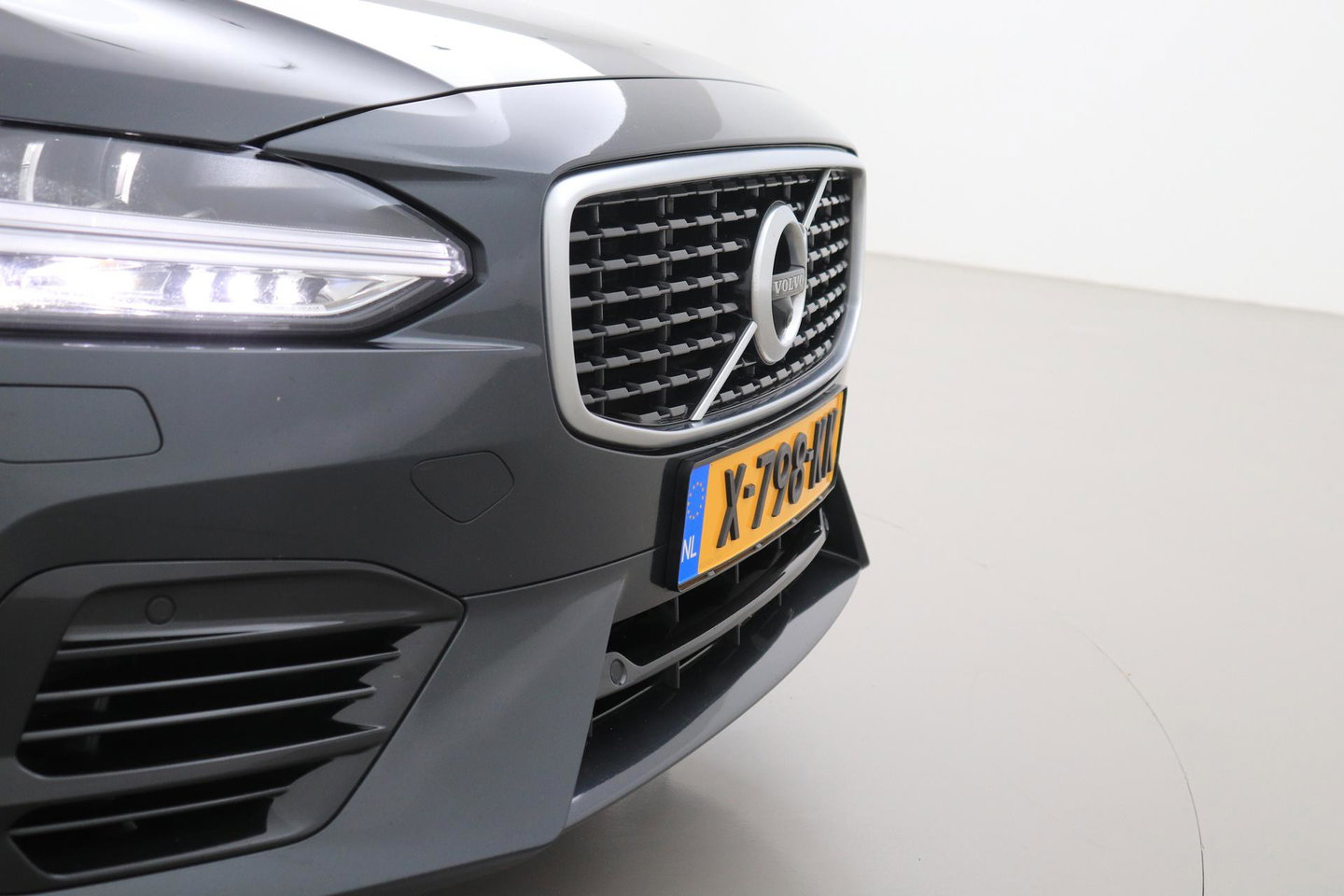 Volvo V90 T8 AWD R-Design | Luchtvering | Harman/Kardon | Trekhaak | 360° Camera | BLIS | Standkachel | 20 Inch | ACC